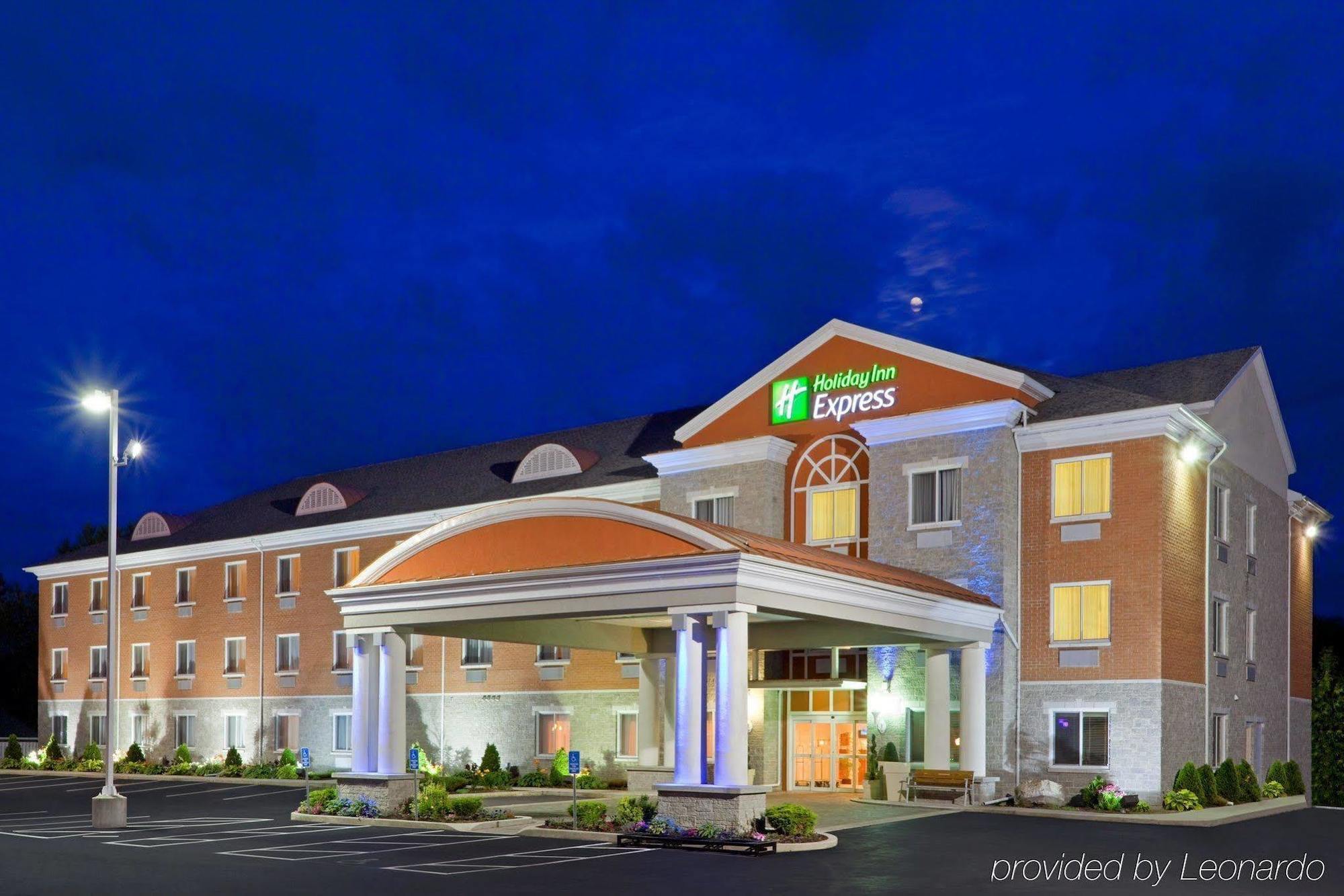 Holiday Inn Express Hotel & Suites 1000 Islands - Gananoque By Ihg Esterno foto