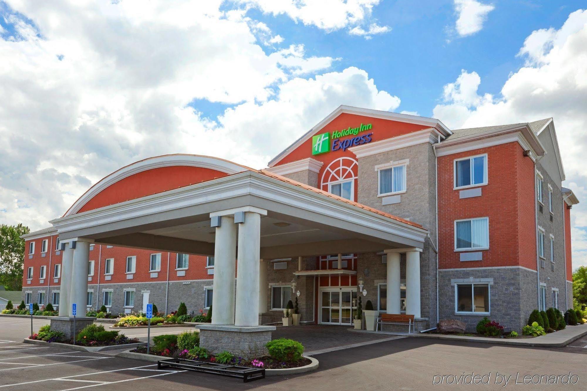 Holiday Inn Express Hotel & Suites 1000 Islands - Gananoque By Ihg Esterno foto